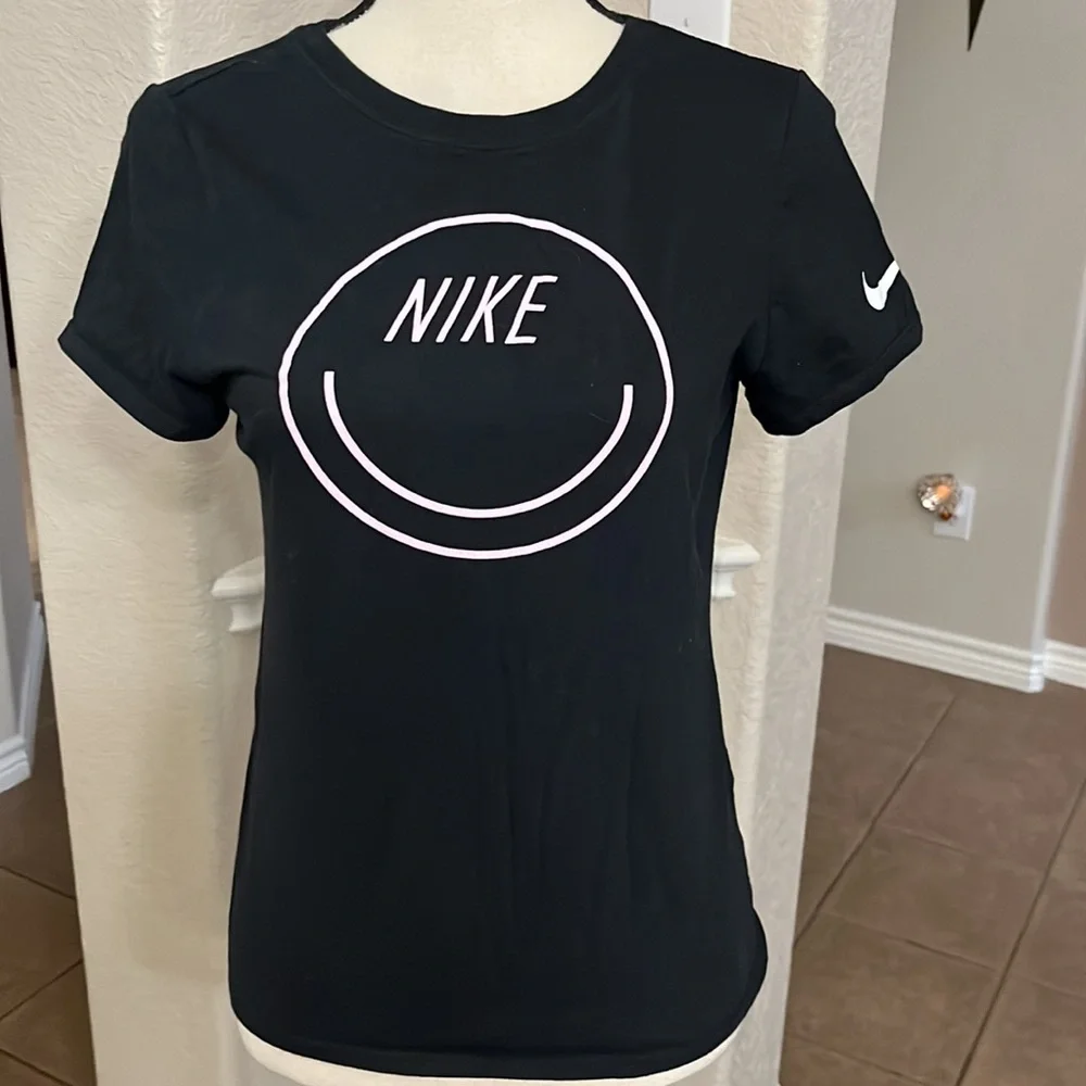 Nike black crew neckline with pink smiley face t-shirt Size XL